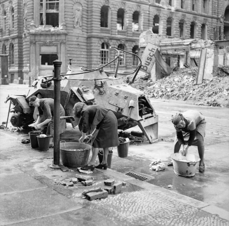 Německé ženy perou u pumpy v rozbombardovaném Berlíně prádlo, červenec 1945 - Foto: Wikimedia Commons,  Imperial War Museum, Public domain,  No 5 Army Film & Photographic Unit, Wilkes A (Sergeant)