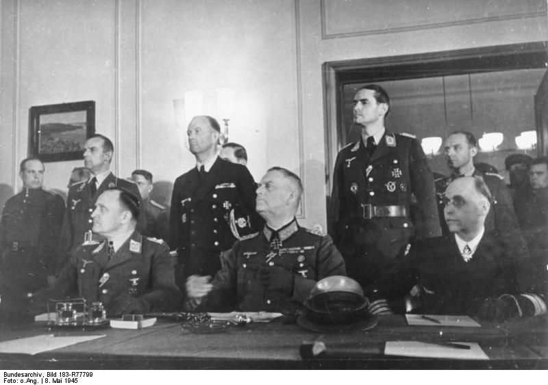 Podpisový ceremoniál kapitulace Německa 8. 5. 1945 v Berlíně: zleva - Hans-Jürgen Stumpff, Wilhelm Keitel a Hans-Georg von Friedeburg - Foto:  Deutsches Bundesarchiv,  CC BY-SA 3.0 DE