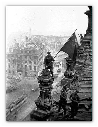 Die Rote Fahne weht auf dem Reichstag 1945 in Berlin (Bild: AP)