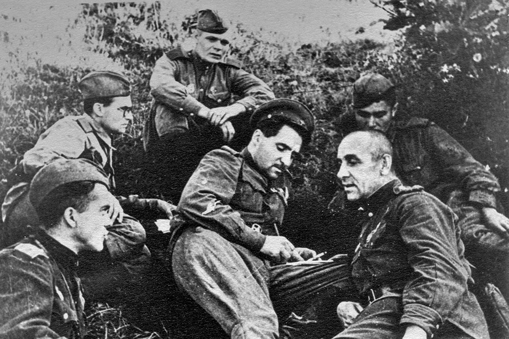 Ilya_Vlasenko_Konstantin_Simonov_near_Ponyri._Battle_of_Kursk._1943.jpg