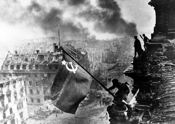 Termina a Batalha de Berlim