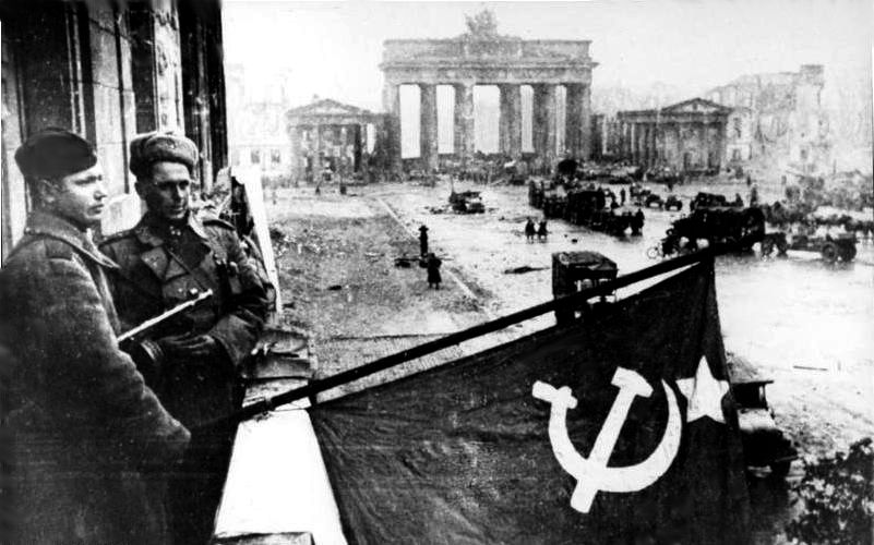 Sovětští vojáci vyvěšují po dobytí Berlína vlajku na hotelu Adlon, květen 1945 - Foto: Wikimedia Commons,  Bundesarchiv, Bild 183-R77767,  CC-BY-SA