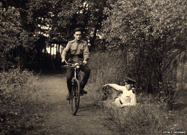 Гельфанд поехал на велосипеде в первый раз в Берлине.