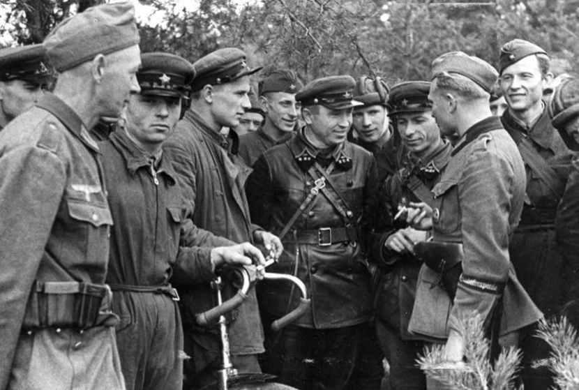 Ruski i nemački vojnici u bratskom razgovoru tokom silovanja nedužne Poljske. Foto: Wikipedia Commons/Bundesarchiv