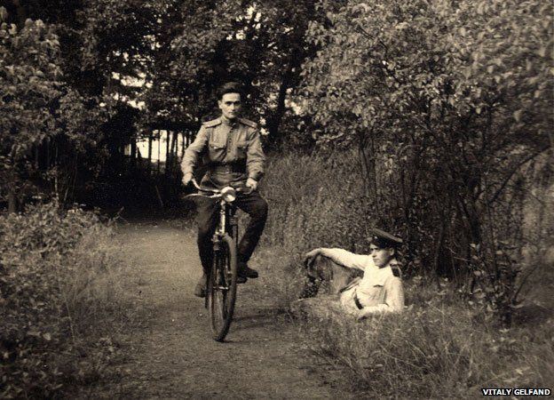 Gelfand mont&oacute; en bicicleta por primera vez en Berl&iacute;n.
