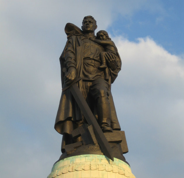 Treptower Parki eml&eacute;kmű