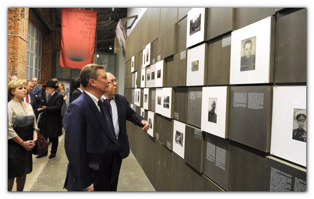 Oleg Budnitsky conducts a tour