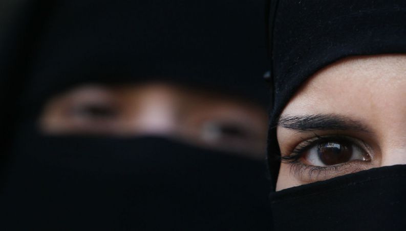 mulher siria arabe refugiada muculmana