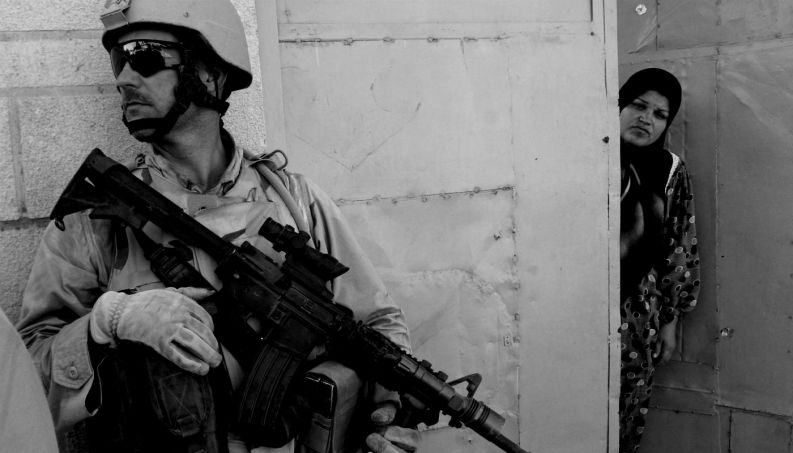 mulher siria arabe refugiada muculmana soldado guerra